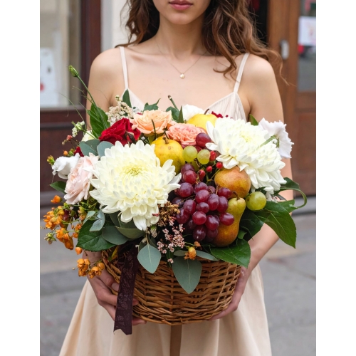 Фруктовая корзина с хризантемами